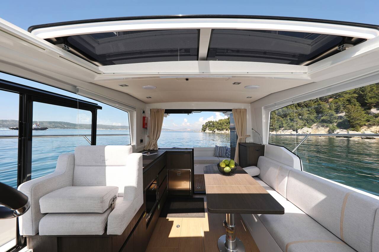 Sealine C335v Stormi