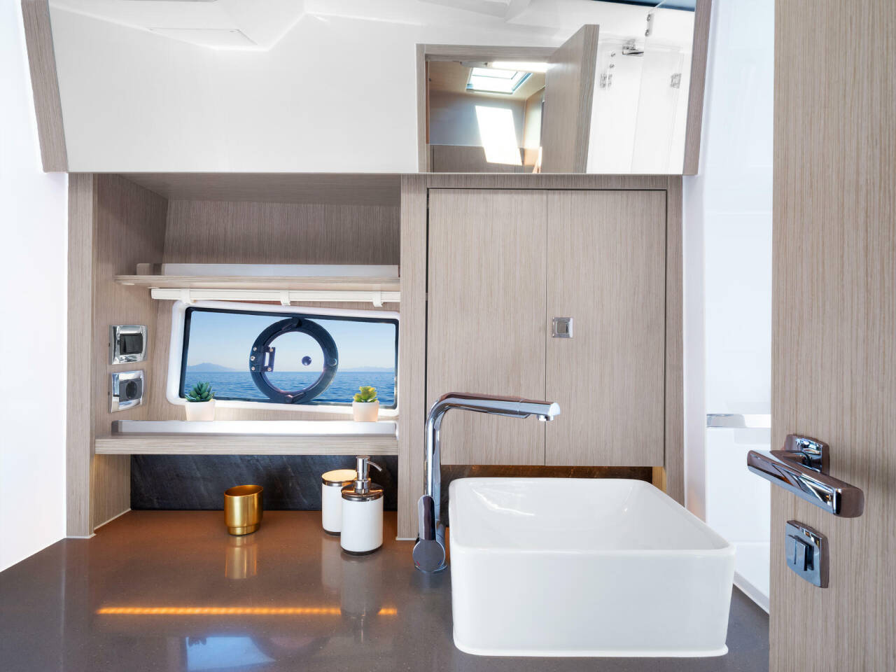 Sealine S335 