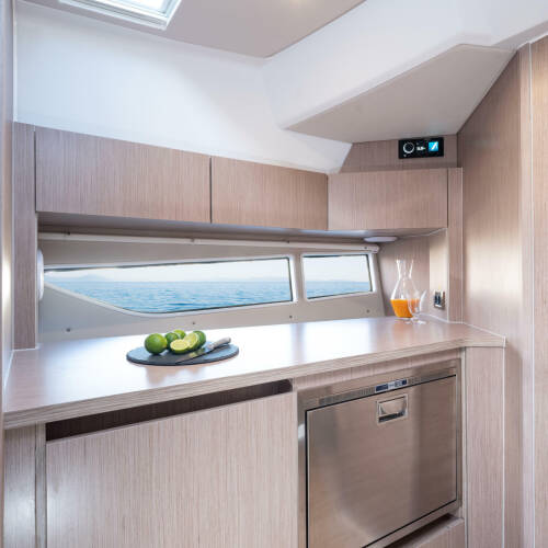 Sealine S335 