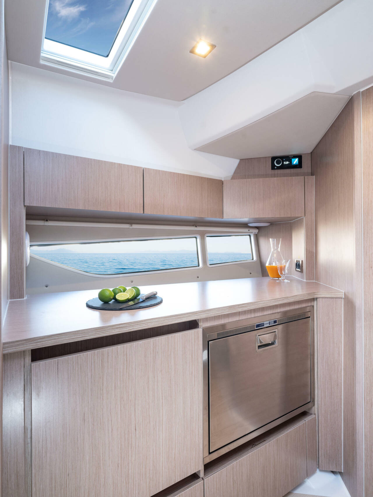 Sealine S335 