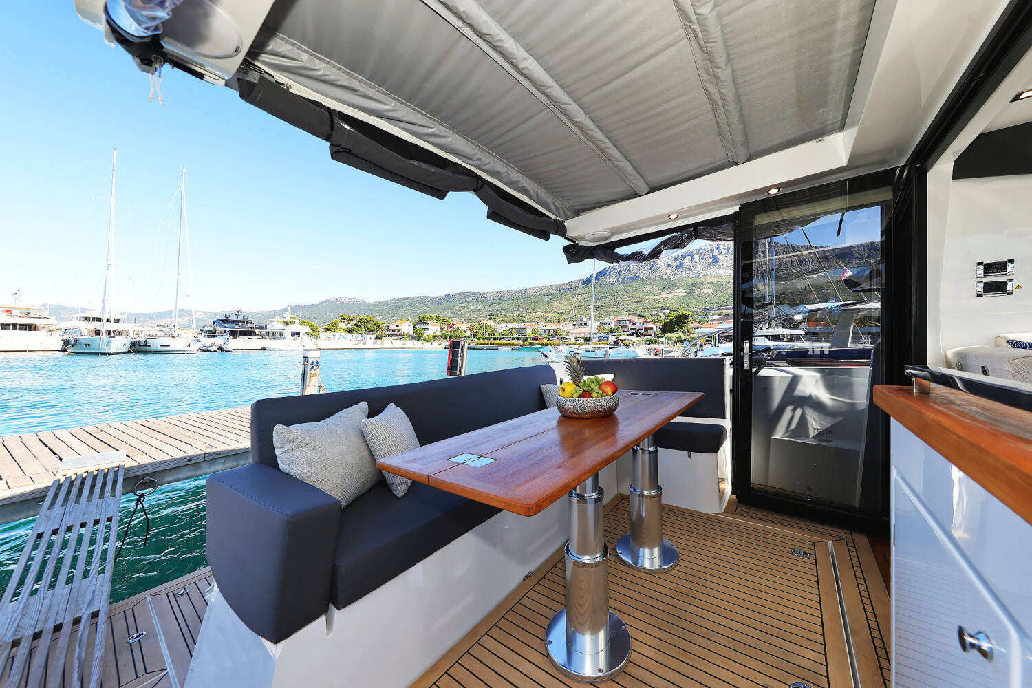 Sealine C390  | Tireless