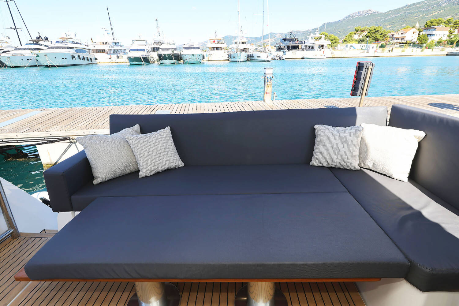 Sealine C390  | Tireless