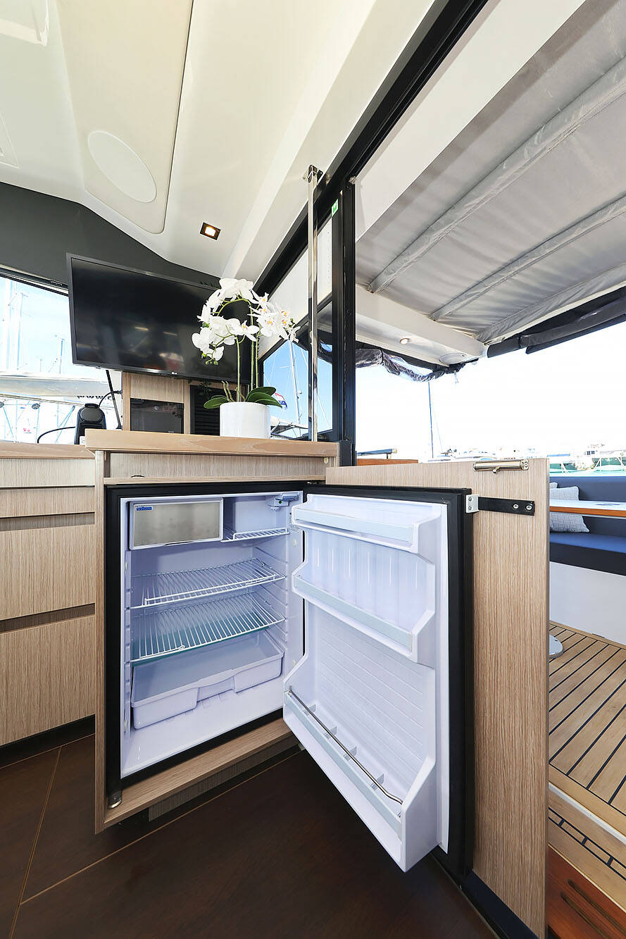 Sealine C390  | Tireless