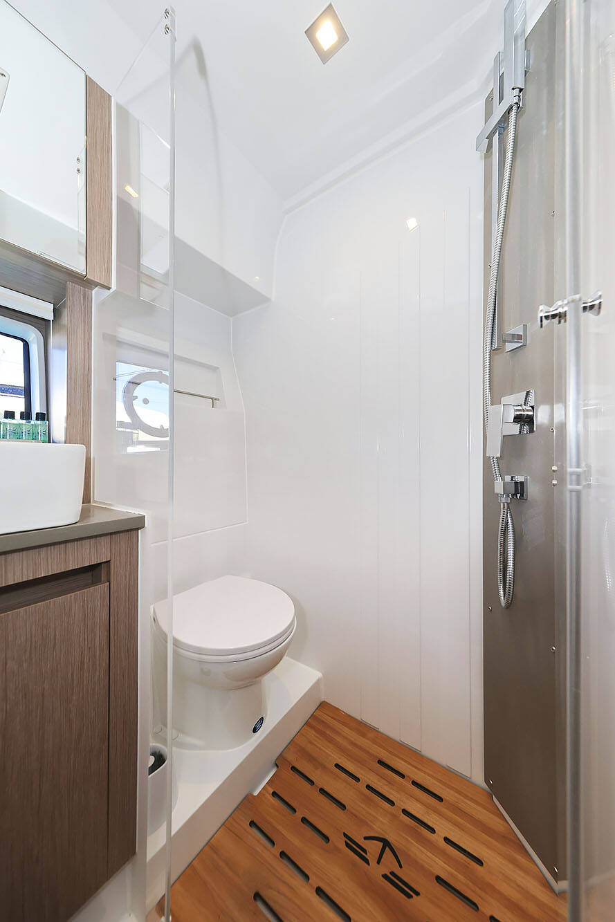 Sealine C390  | Tireless