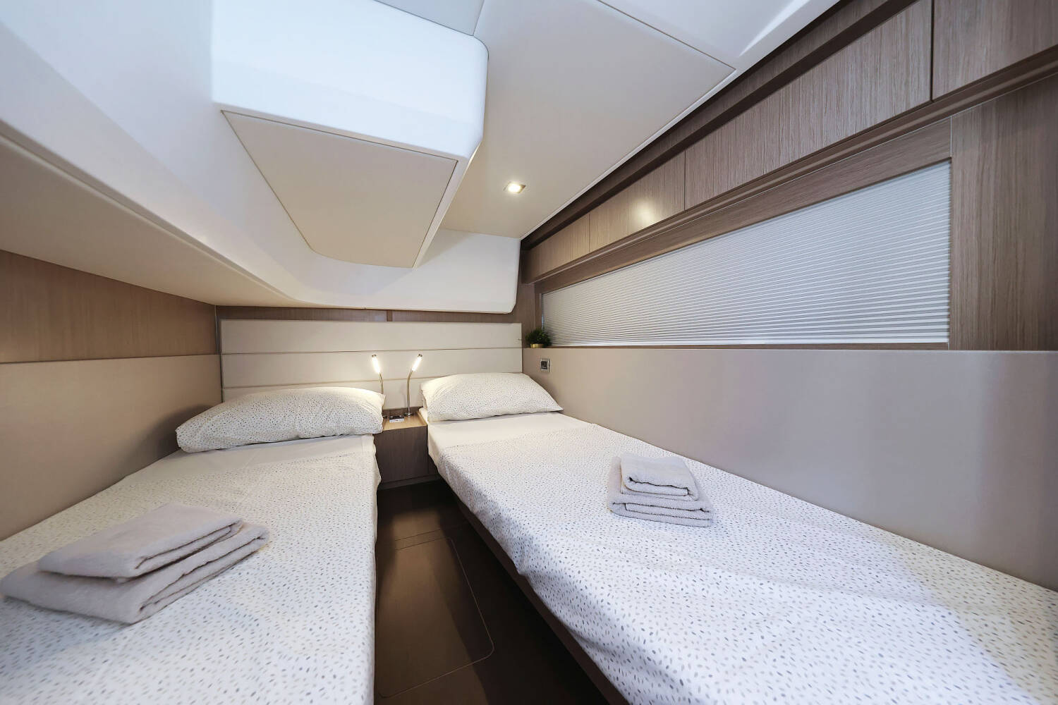 Sealine C390  | Tireless