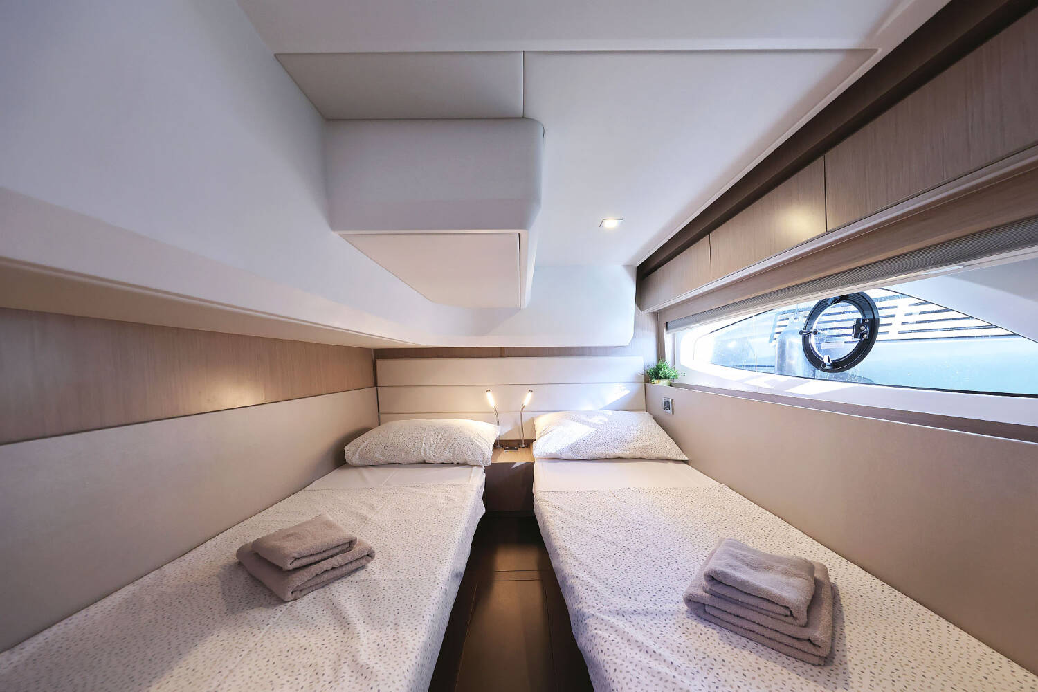 Sealine C390  | Tireless