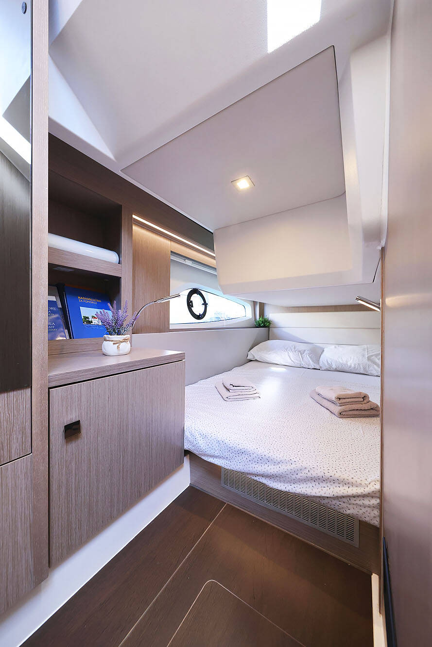 Sealine C390  | Tireless