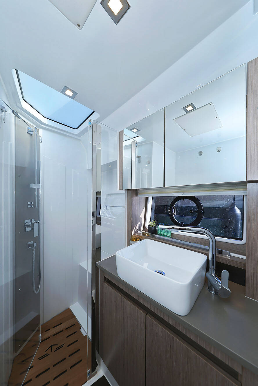 Sealine C390  | Tireless